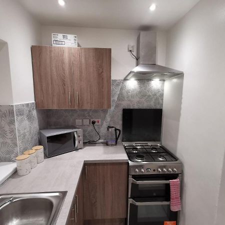 Three Bedroom Modern Apartment By Luton Airport And Luton Station Exterior photo