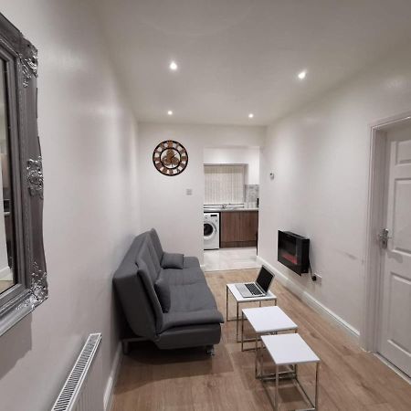 Three Bedroom Modern Apartment By Luton Airport And Luton Station Exterior photo