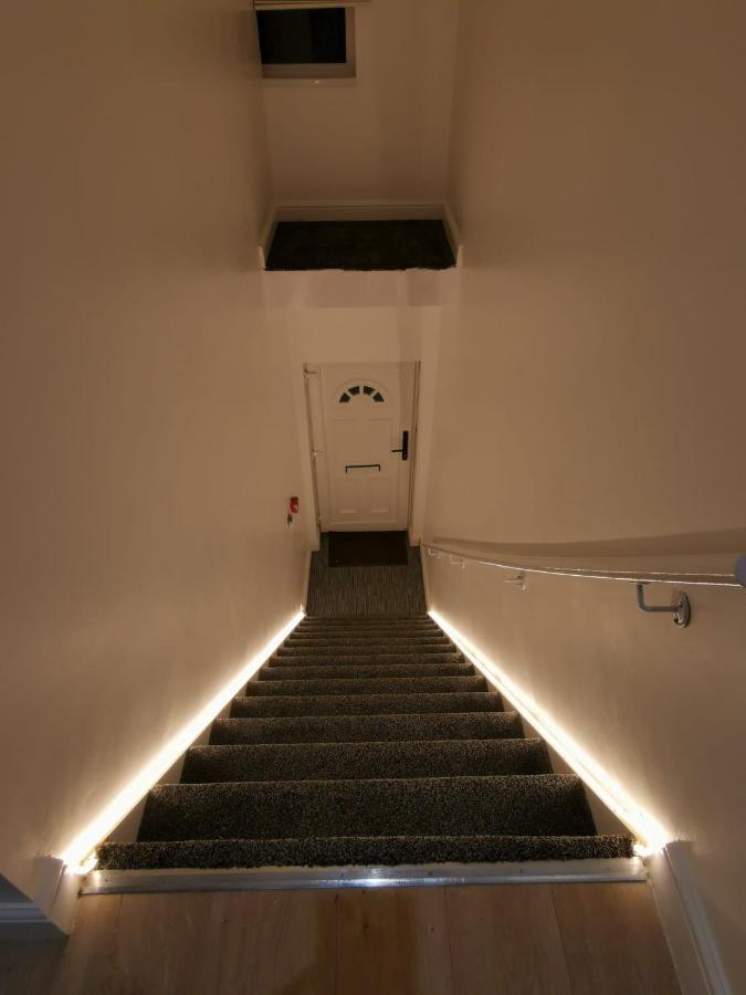 Three Bedroom Modern Apartment By Luton Airport And Luton Station Exterior photo