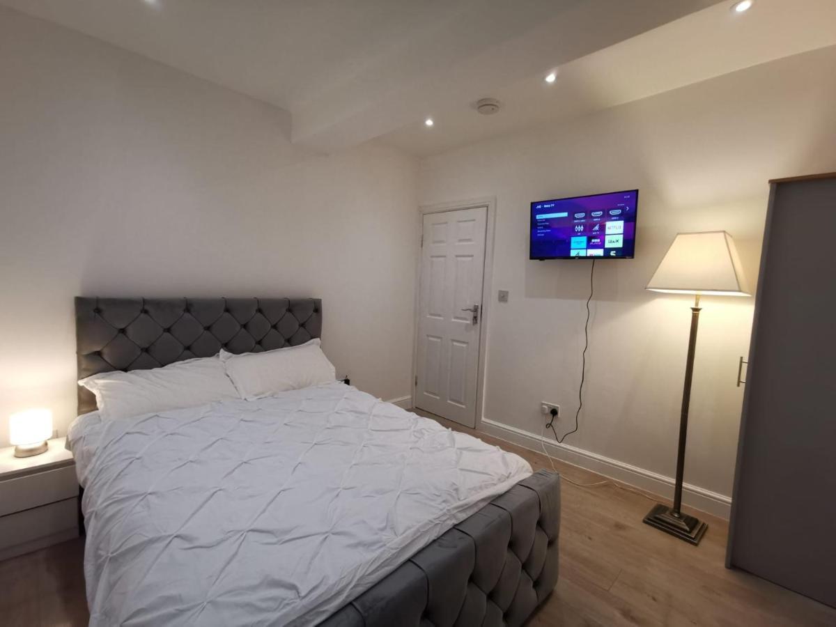 Three Bedroom Modern Apartment By Luton Airport And Luton Station Exterior photo