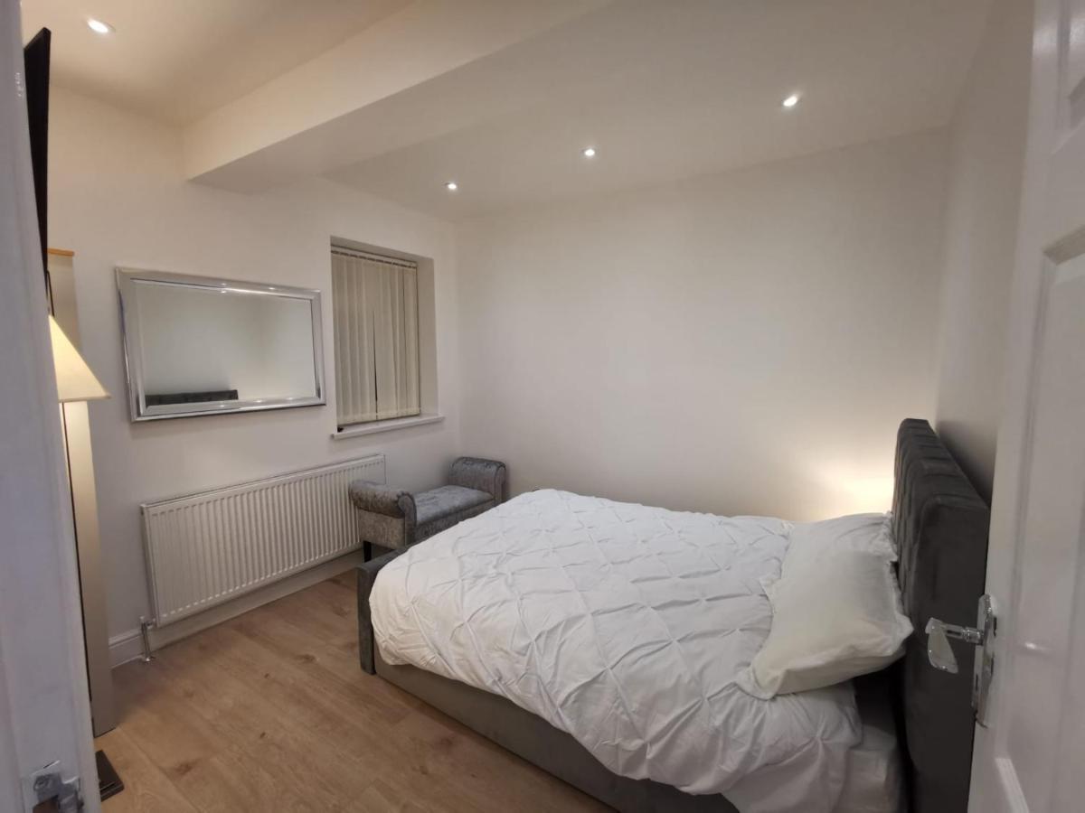 Three Bedroom Modern Apartment By Luton Airport And Luton Station Exterior photo
