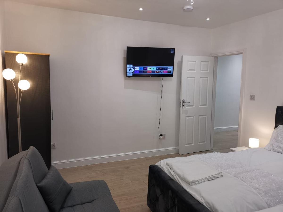 Three Bedroom Modern Apartment By Luton Airport And Luton Station Exterior photo