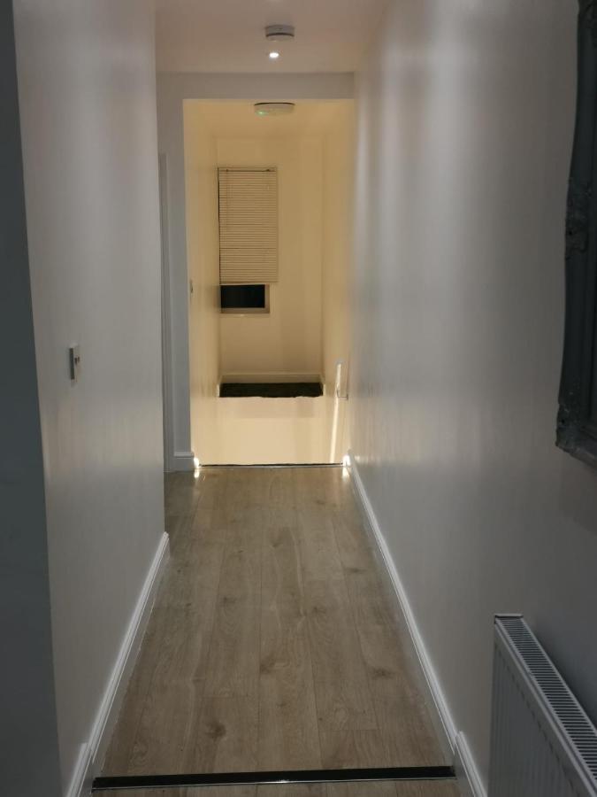 Three Bedroom Modern Apartment By Luton Airport And Luton Station Exterior photo