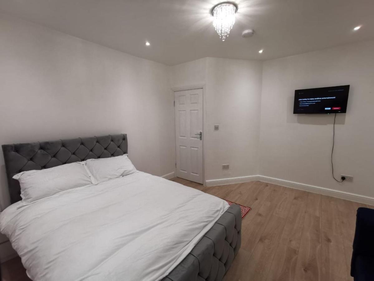 Three Bedroom Modern Apartment By Luton Airport And Luton Station Exterior photo