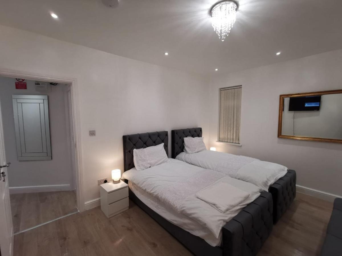 Three Bedroom Modern Apartment By Luton Airport And Luton Station Exterior photo