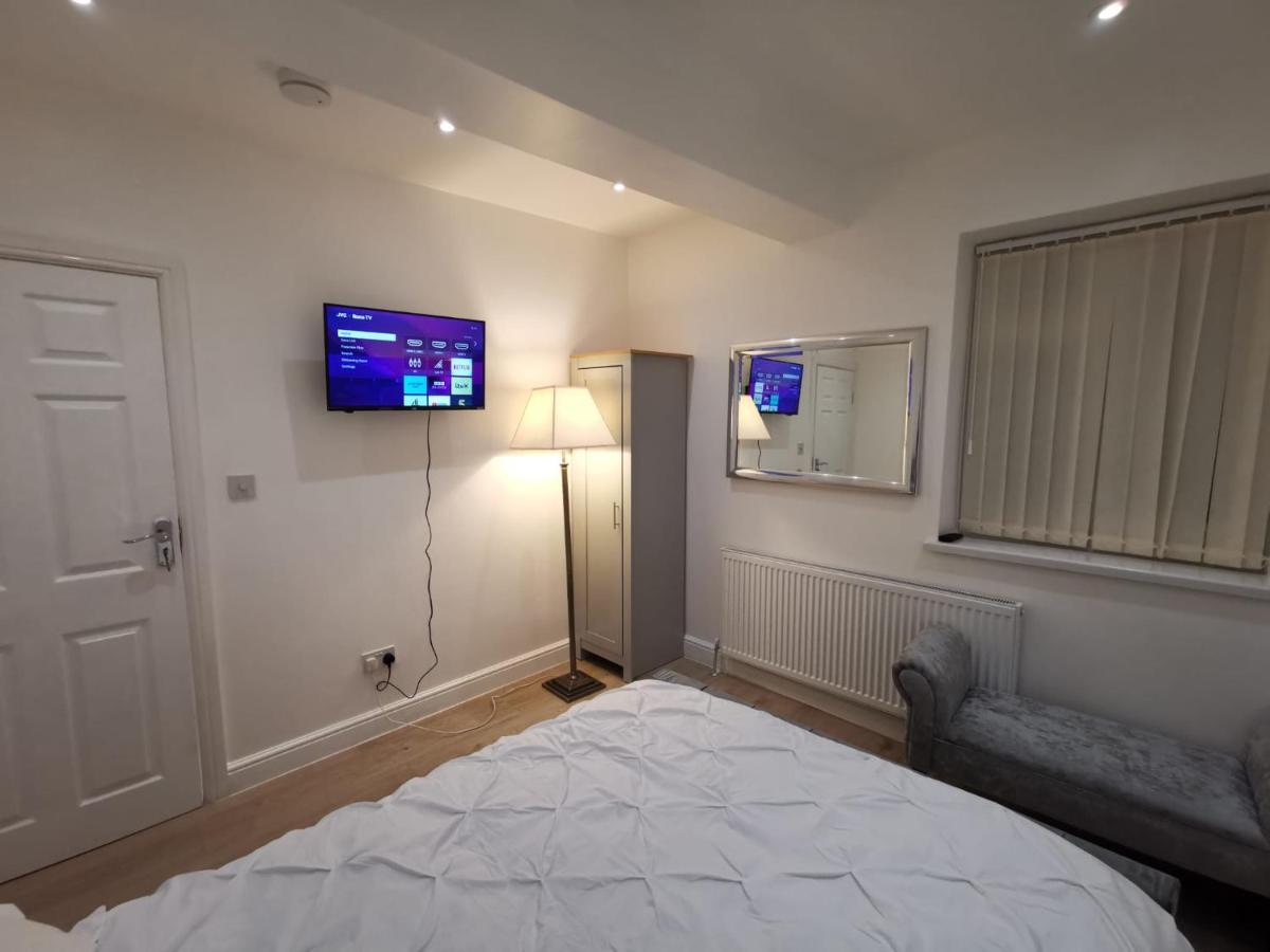 Three Bedroom Modern Apartment By Luton Airport And Luton Station Exterior photo