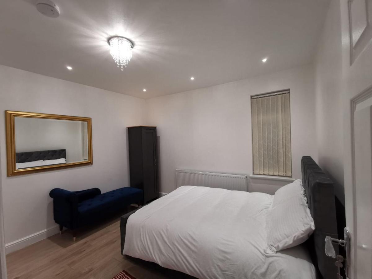 Three Bedroom Modern Apartment By Luton Airport And Luton Station Exterior photo