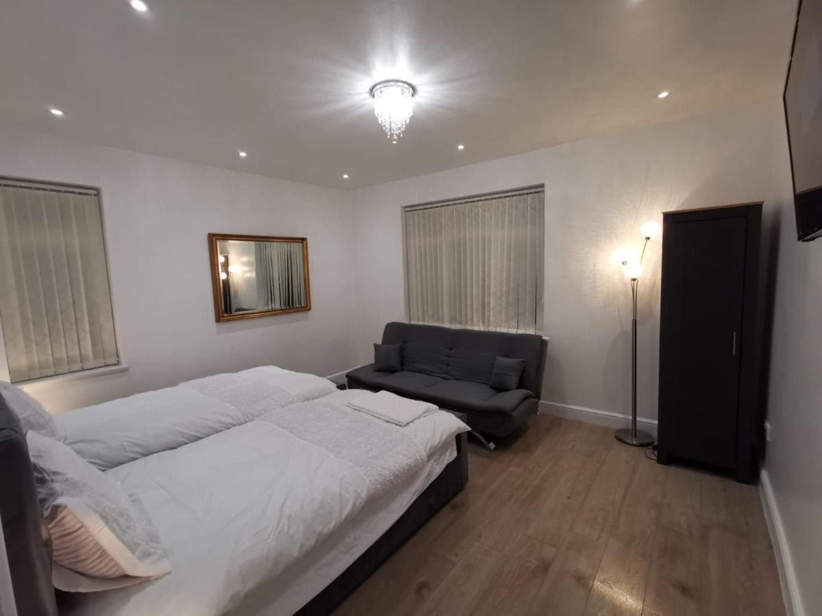 Three Bedroom Modern Apartment By Luton Airport And Luton Station Exterior photo
