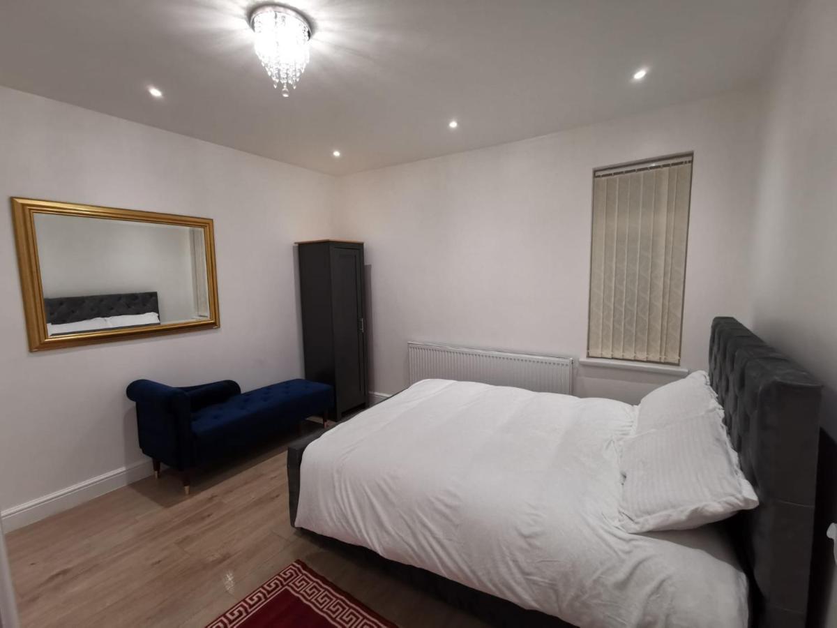 Three Bedroom Modern Apartment By Luton Airport And Luton Station Exterior photo