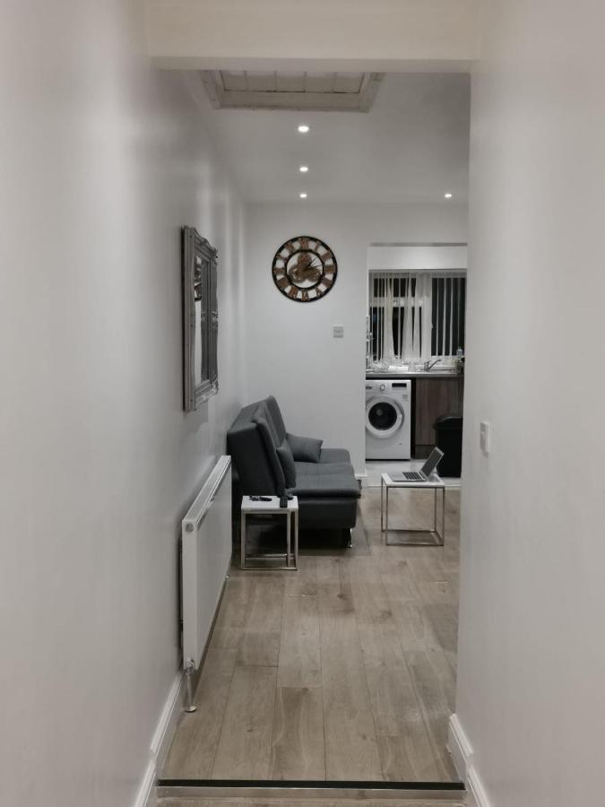 Three Bedroom Modern Apartment By Luton Airport And Luton Station Exterior photo