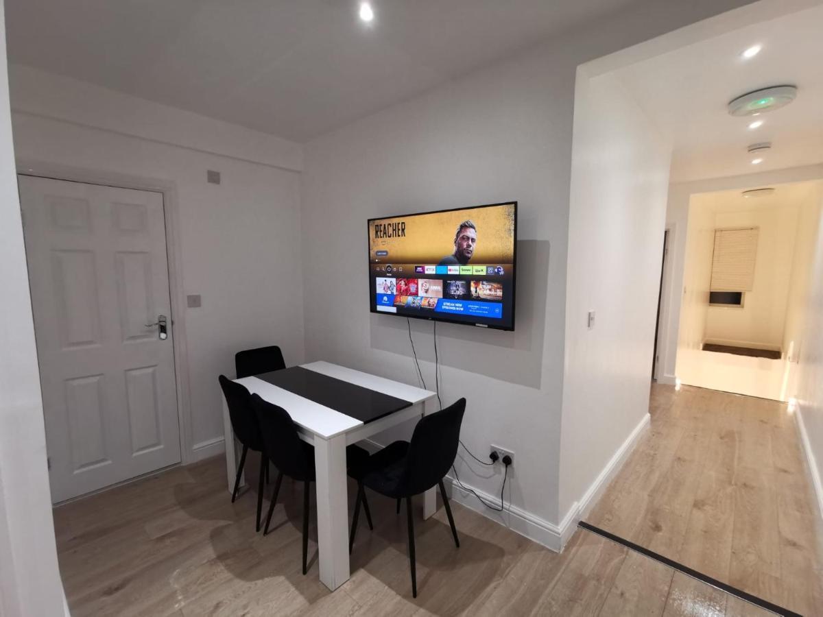 Three Bedroom Modern Apartment By Luton Airport And Luton Station Exterior photo