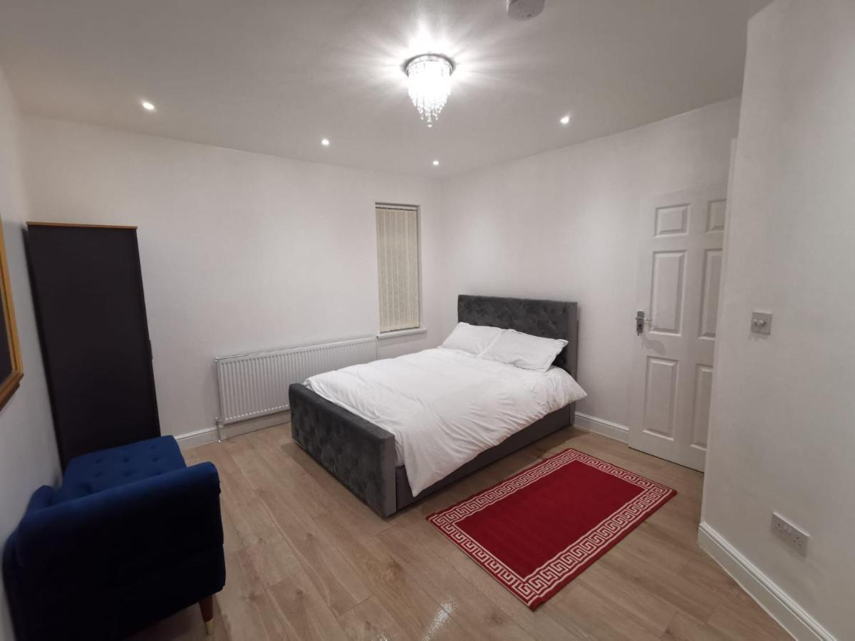 Three Bedroom Modern Apartment By Luton Airport And Luton Station Exterior photo
